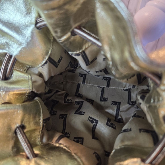 Vintage Leather EON Metallic Drawstring Crossbody Women's Bag - Picture 4 of 9